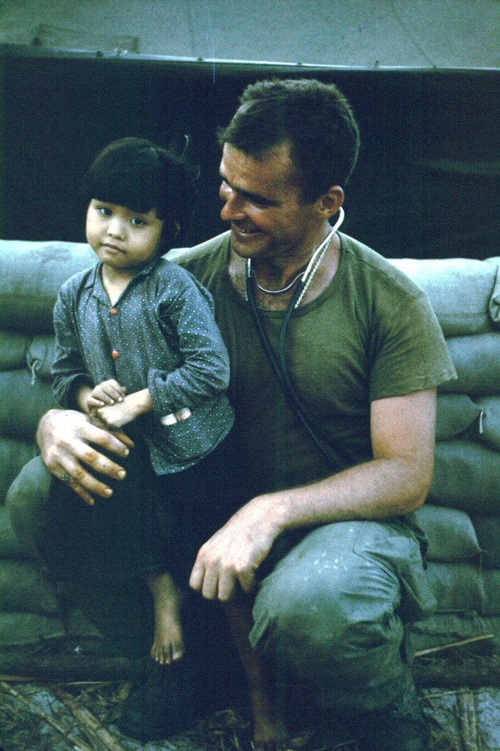 Recondo_Ranger_Dave_with_Vietnamese_Child